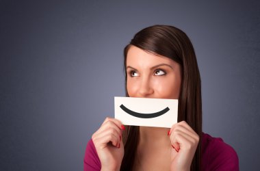 komik smiley ile kart tutan mutlu güzel kadın