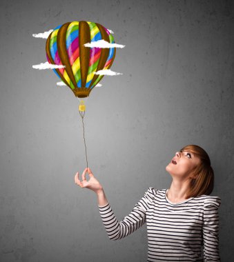 bir balon çizim tutan kadın