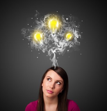 duman ve başının üstünde lightbulbs düşünceli kadınla