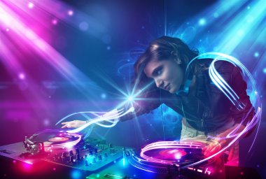 karıştırma müzik güçlü ışık efektleri ile enerjik dj kız