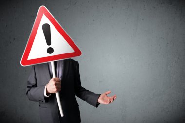 bir ünlem işareti yol işaret tutan işadamı