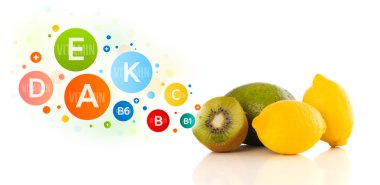 Renkli vitamin sembolleri ve simgeleri olan sağlıklı meyveler
