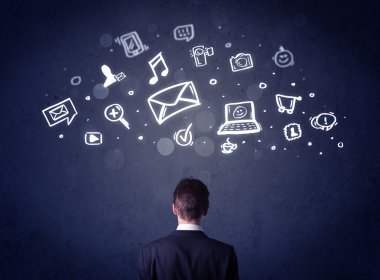 Kafasında multimedya simgeleri olan bir iş adamı.