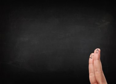 Mutlu gülen parmaklar boş kara tahtaya bakıyor