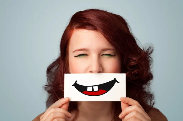 Feliz mulher bonita segurando cartão com sorriso engraçado — Fotografia de Stock