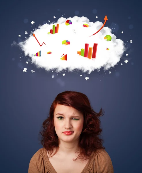 Mulher jovem gesticulando com conceito de nuvem e gráficos — Fotografia de Stock