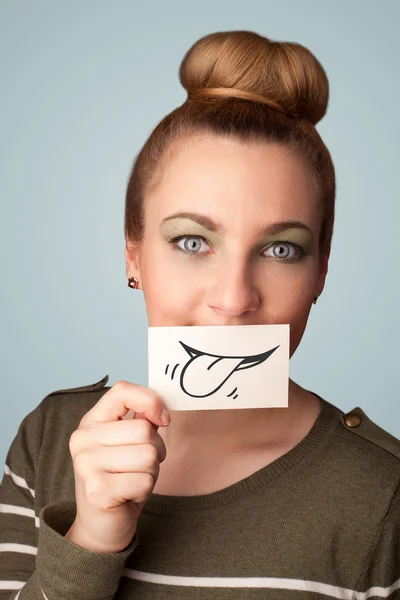 Chica bastante joven sosteniendo la tarjeta blanca con dibujo sonrisa —  Fotos de Stock