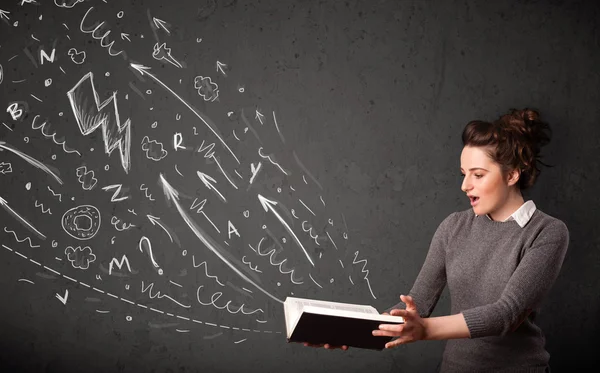 Young woman reading a book — Stock Photo, Image