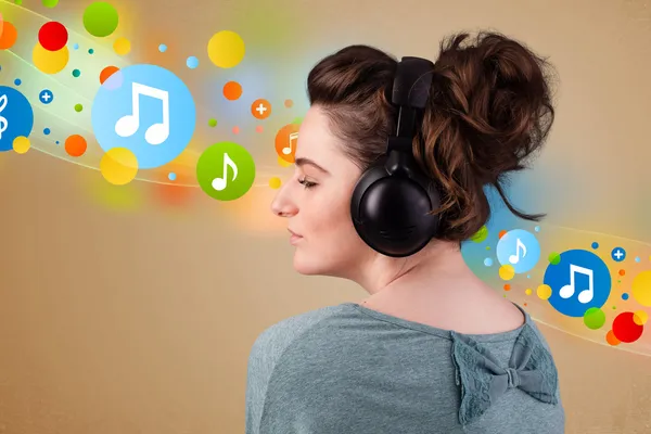 Jonge vrouw luisteren naar muziek met hoofdtelefoon — Stockfoto
