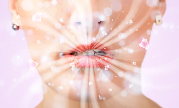 Schöne Mädchenmund atmet abstrakte weiße Lichter und Kristall — Stockfoto