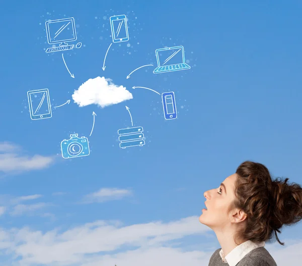 Chica casual mirando el concepto de computación en nube en el cielo azul — Foto de Stock