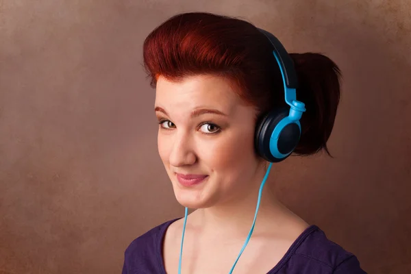 Mladá žena s sluchátka poslouchat hudbu s kopií prostor — Stock fotografie