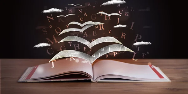 Seiten und glühende Buchstaben fliegen aus einem Buch — Stockfoto