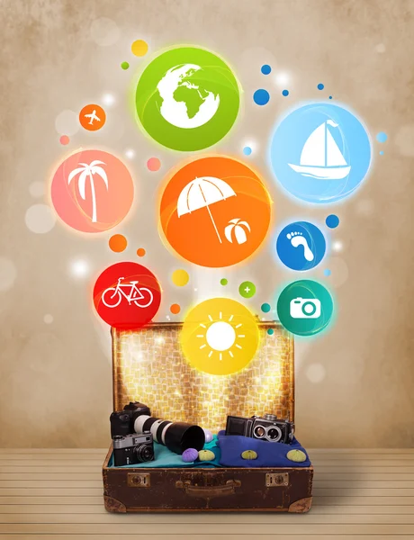カラフルな夏のアイコンとシンボル スーツケース — ストック写真
