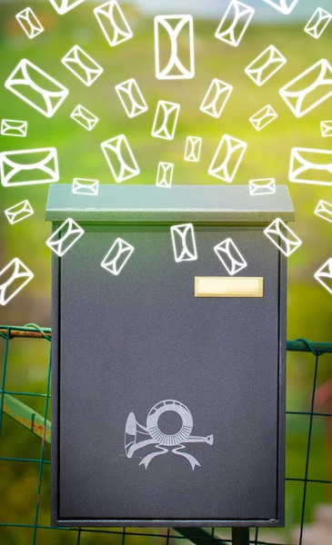 Boîte aux lettres avec icônes de lettre sur fond vert brillant — Photo
