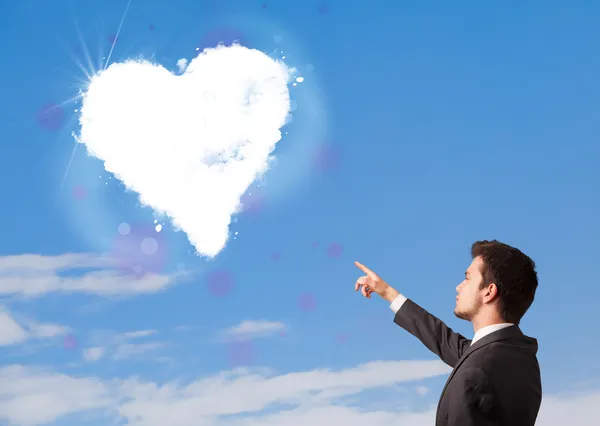 Hombre guapo mirando la nube blanca del corazón en el cielo azul —  Fotos de Stock