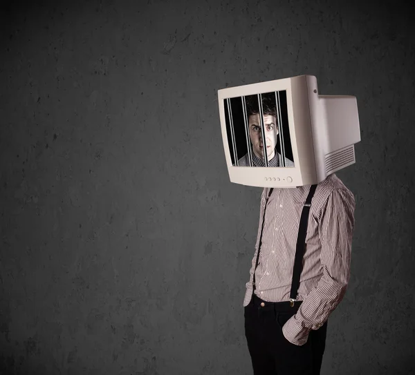 Obchodní muž s monitorem na jeho hlavu traped v digitální syst — Stock fotografie