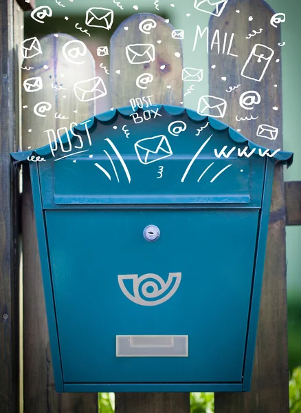 Beyaz elle çizilmiş posta simgelerine sahip posta kutusu — Stok fotoğraf