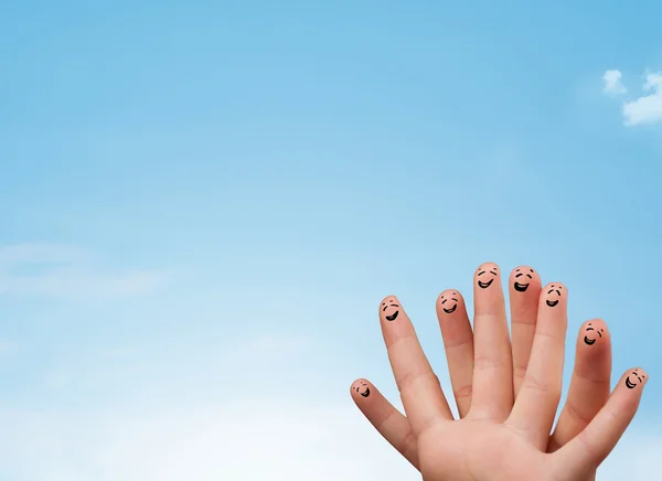 Glückliche Smiley-Finger beim Blick in den strahlend blauen Himmel — Stockfoto