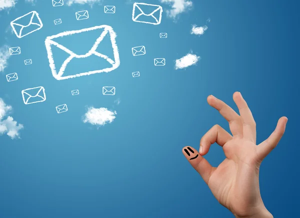 Glückliche Smiley-Finger beim Anblick von Mail-Icons aus Wolken — Stockfoto