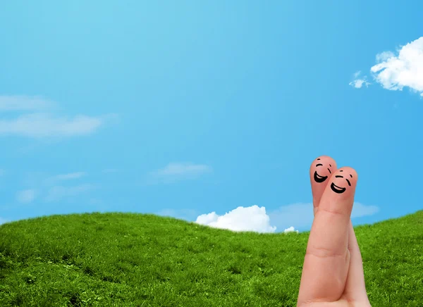 Sorrisos alegres com cenário paisagístico ao fundo — Fotografia de Stock