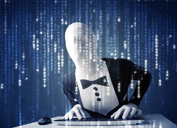 Хакер в масці для розшифрування інформації з футуристичної мережі — стокове фото