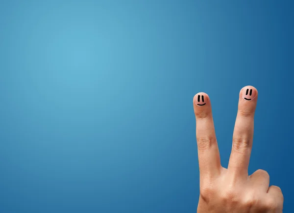 Glücklich Smiley Gesicht Finger Blick auf leere blaue Hintergrundkopie — Stockfoto