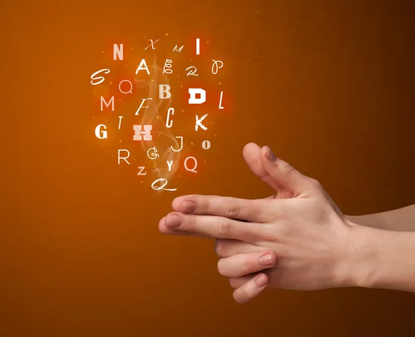 Lettere che escono da mani a forma di pistola — Foto Stock