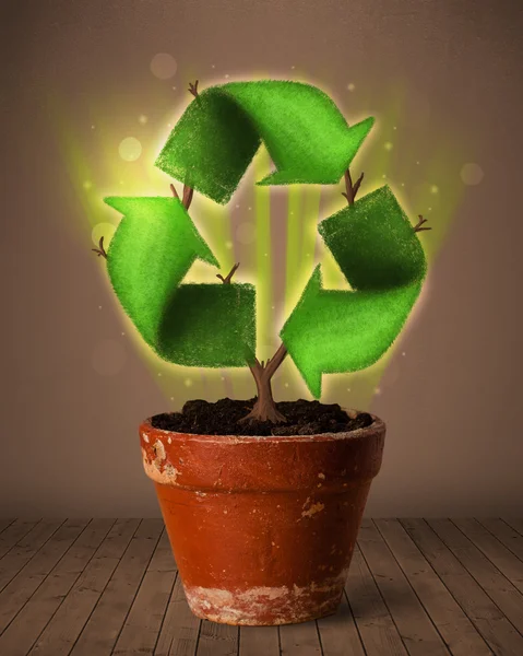 Reciclar signo que crece fuera de maceta —  Fotos de Stock