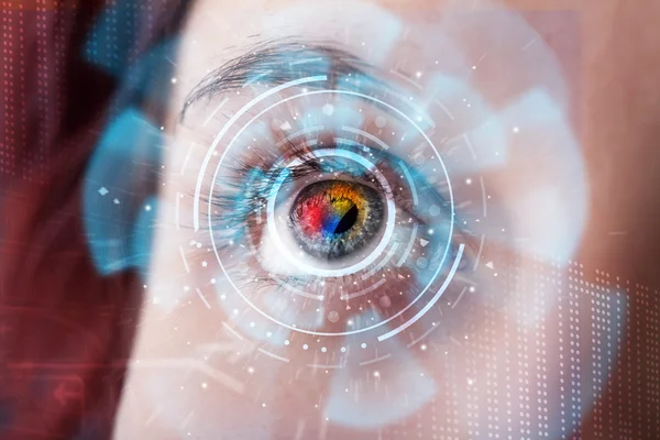 Siber teknoloji göz paneli konsepti ile gelecekteki kadın