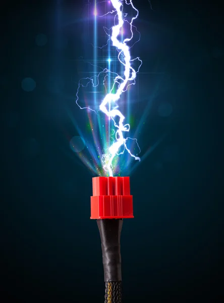 Cable eléctrico con relámpago de electricidad brillante — Foto de Stock