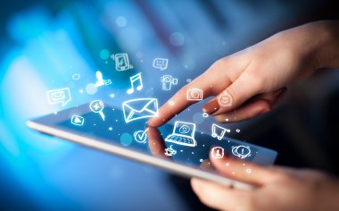 Tablet bilgisayarı üzerinde parmak işareti, sosyal medya kavramı