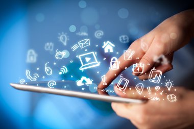Tablet bilgisayarı üzerinde parmak işareti, sosyal medya kavramı