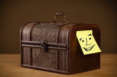 Yapışkan Not gülen yüz yapışabilir bir kutu ile