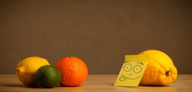 limon ile post-it Not narenciye dilini dışarı yapışmasını