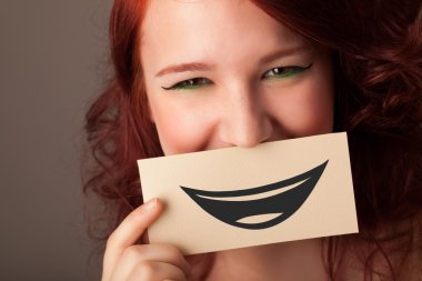 komik smiley ile kart tutan mutlu güzel kadın