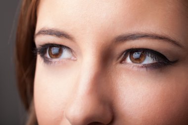 göz kadar yakın güzel bir kız portresi