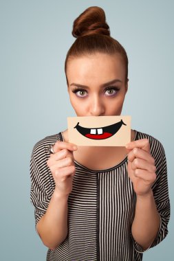 komik smiley ile kart tutan mutlu güzel kadın