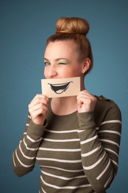 kağıt çizim komik smiley ile tutarak mutlu sevimli kız