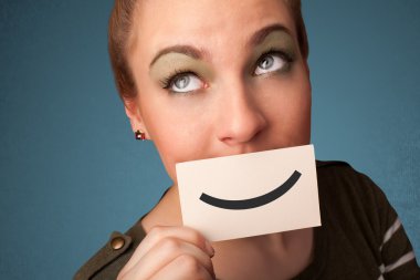 komik smiley ile kart tutan mutlu güzel kadın