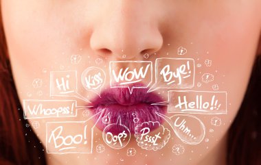 Beyaz baloncuklu güzel kırmızı dudaklar.