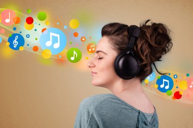 Kulaklıkla müzik dinleyen genç bir kadın.