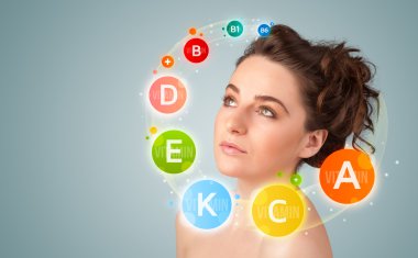 genç ve güzel kız ile renkli vitamin simgeler ve semboller