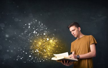 Genç adam sihirli bir kitap okuyor.