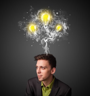 duman ve başının üstünde lightbulbs düşünceli işadamı