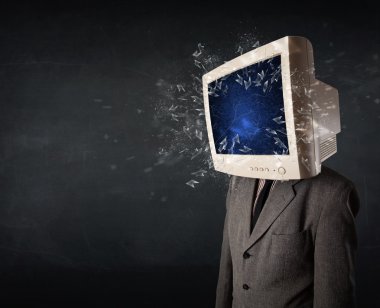 Genç bir kişinin kafasında bilgisayar monitörü patladı