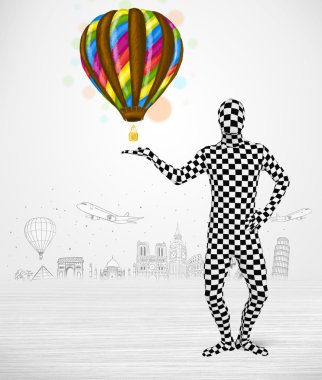 Balon tutan tam takım elbiseli bir adam.