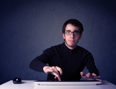 Hacker mavi arkaplanda klavye ile çalışıyor