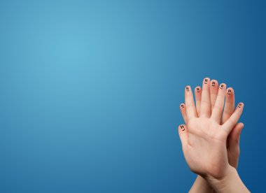 mutlu gülen yüzü parmak boş mavi arka plan kopya arıyorsunuz