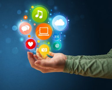 bir kadının elinde Multimedya simgeler